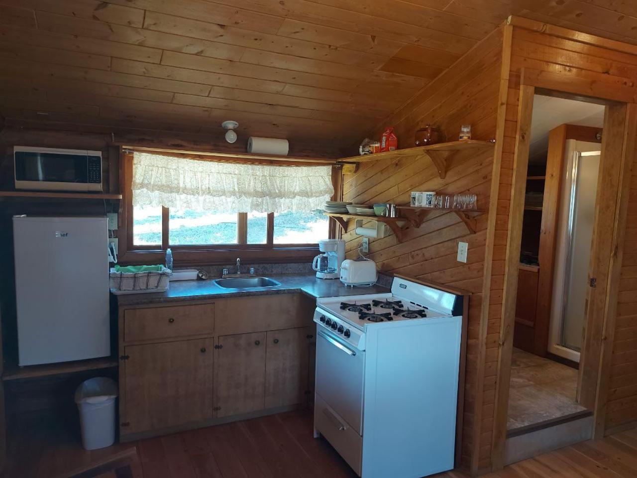 Escott Bay Resort Anahim Lake Exterior photo